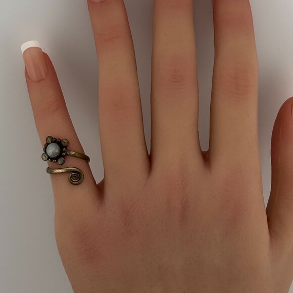 Vintage Twirl Ring With White Stone - Picture 3 of 3